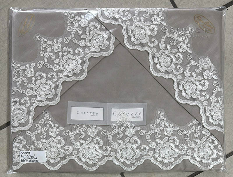 Coppia lenzuola Carezze Krizia in 100% puro cotone con rifinitura in pizzo rebrodè matrimoniale